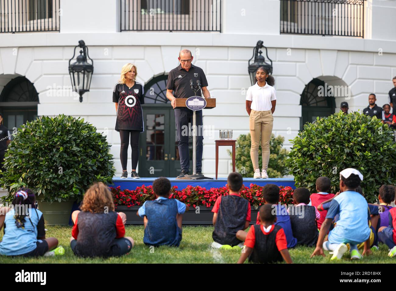 Washington, Vereinigte Staaten Von Amerika. 17. Juli 2023. US First Lady Jill Biden spricht während einer Veranstaltung auf dem South Lawn of the White House in Washington, DC am 17. Juli 2023, an einer Fußballklinik für Jugendliche mit großen Fußballspielern und Trainern der Liga (MLS) vor dem MLS All-Star-Spiel. Kredit: Brasilien Photo Press/Alamy Live News Stockfoto