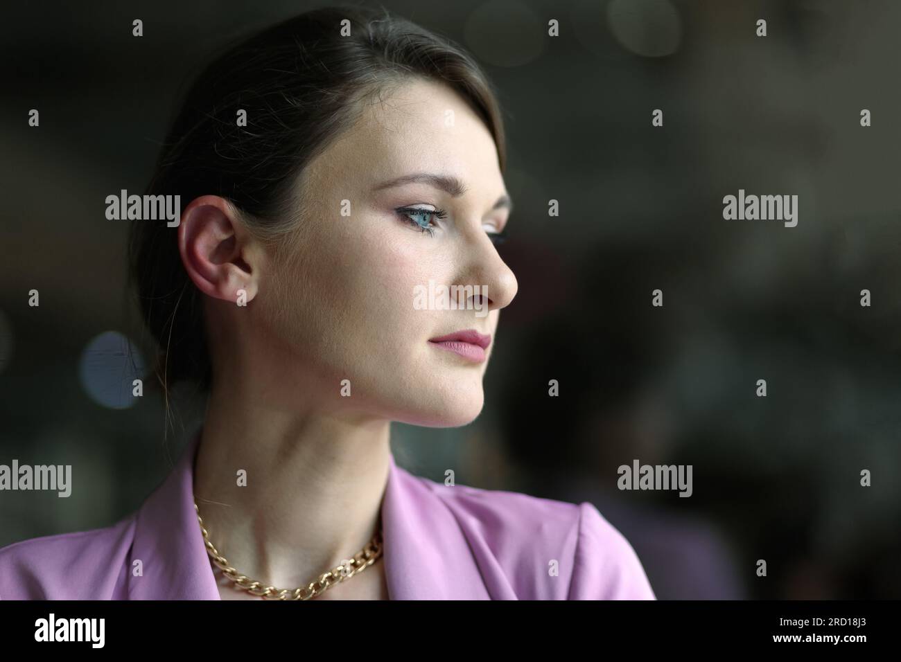 Nahaufnahme einer jungen Kaukasierin mit Haut im Profil Stockfoto