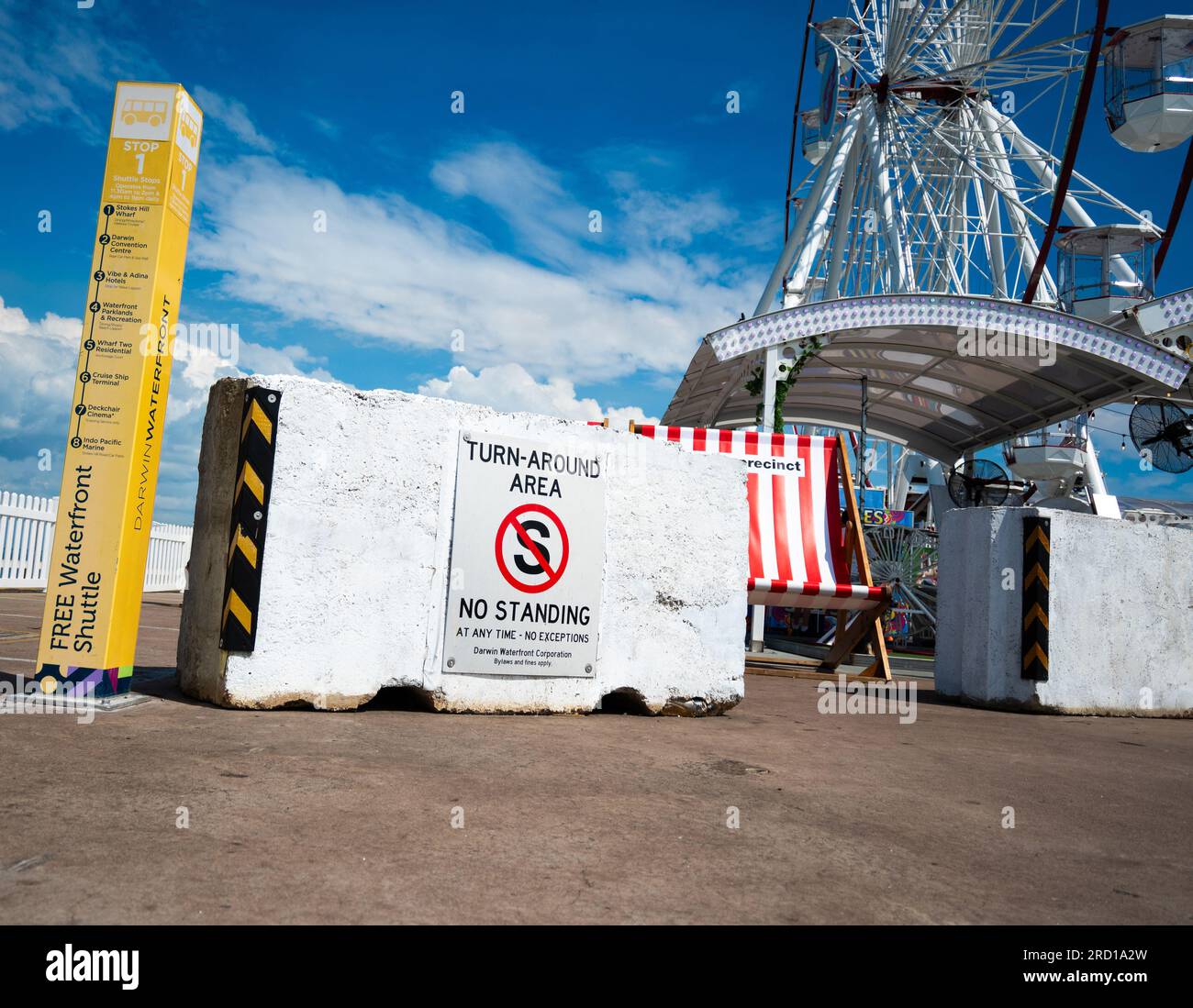 Ein großes, weiß gestrichenes Betonschild am Hafen von Darwin, das einen Spielplatz im Hintergrund schützt. Stockfoto