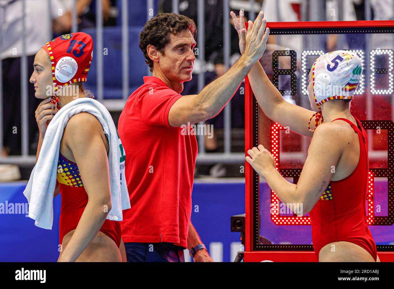 Fukuoka, Japan. 18. Juli 2023. FUKUOKA, JAPAN - JULI 18: Martina Terre von Spanien, Cheftrainer Miki Oca von Spanien, Nona Perez Vivas von Spanien während der Wasserweltmeisterschaft 2023 Frauen-Wasserpolo zwischen Spanien und Israel am 18. Juli 2023 in Fukuoka, Japan (Foto von Albert ten Hove/Orange Pictures) Guthaben: Orange Pics BV/Alamy Live News Stockfoto