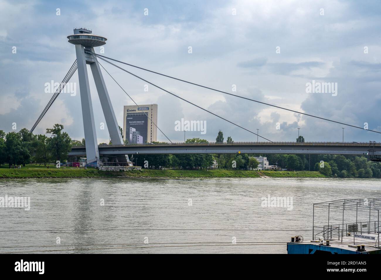 Bratislava, SK – 10. Juni 2023 Landschaftsansicht der meisten SNP („Brücke des slowakischen Nationalaufstands“) oder der UFO-Brücke. Es ist die längste bri der Welt Stockfoto