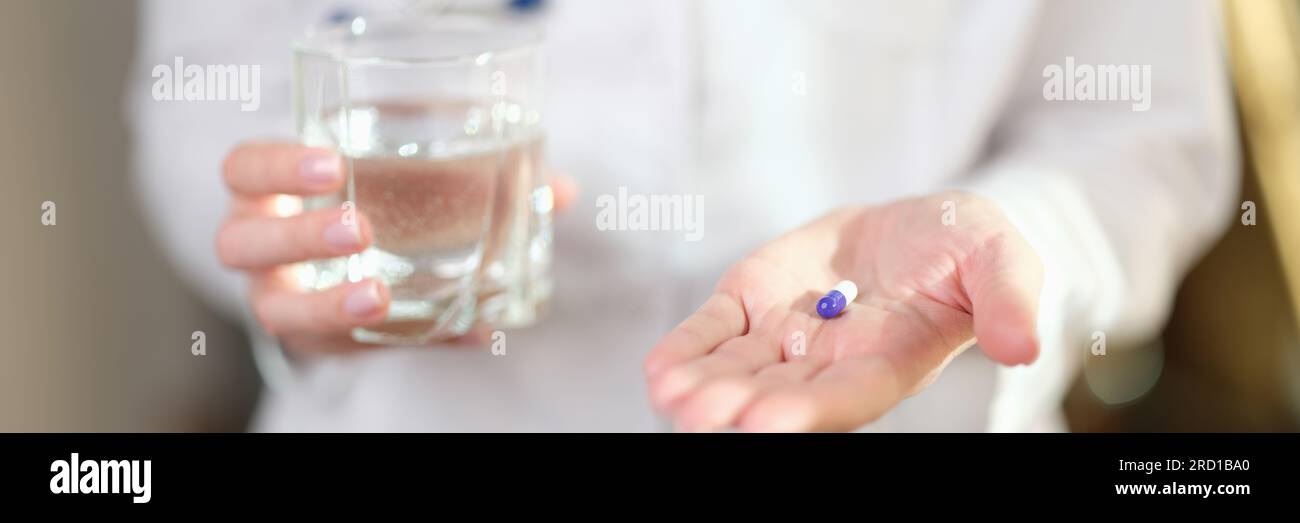 Frau Doktor bietet Pille gegen Krankheit zu nehmen. Stockfoto