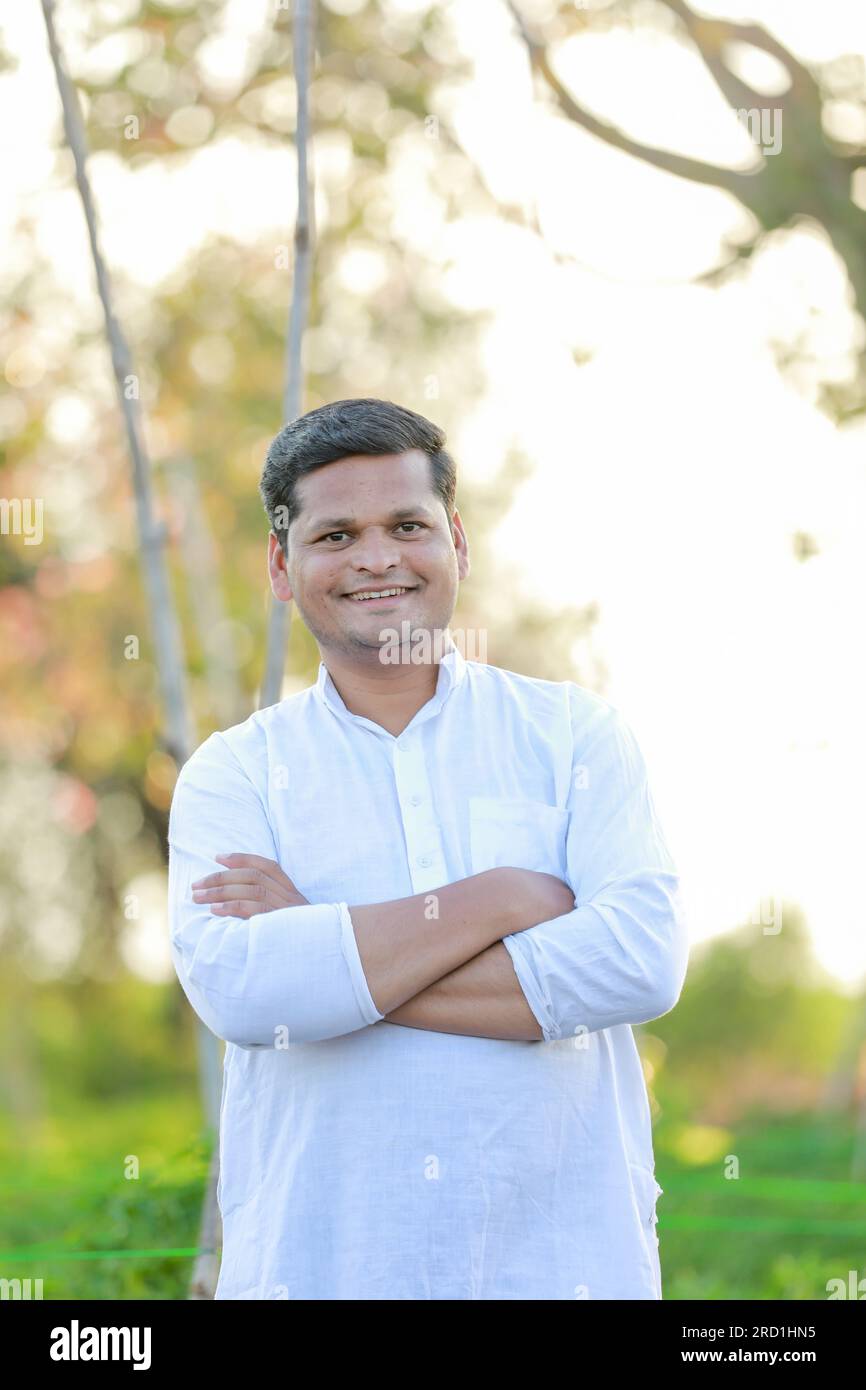 Glücklicher indischer Bauer, junger Bauer lächelt auf der Farm Stockfoto