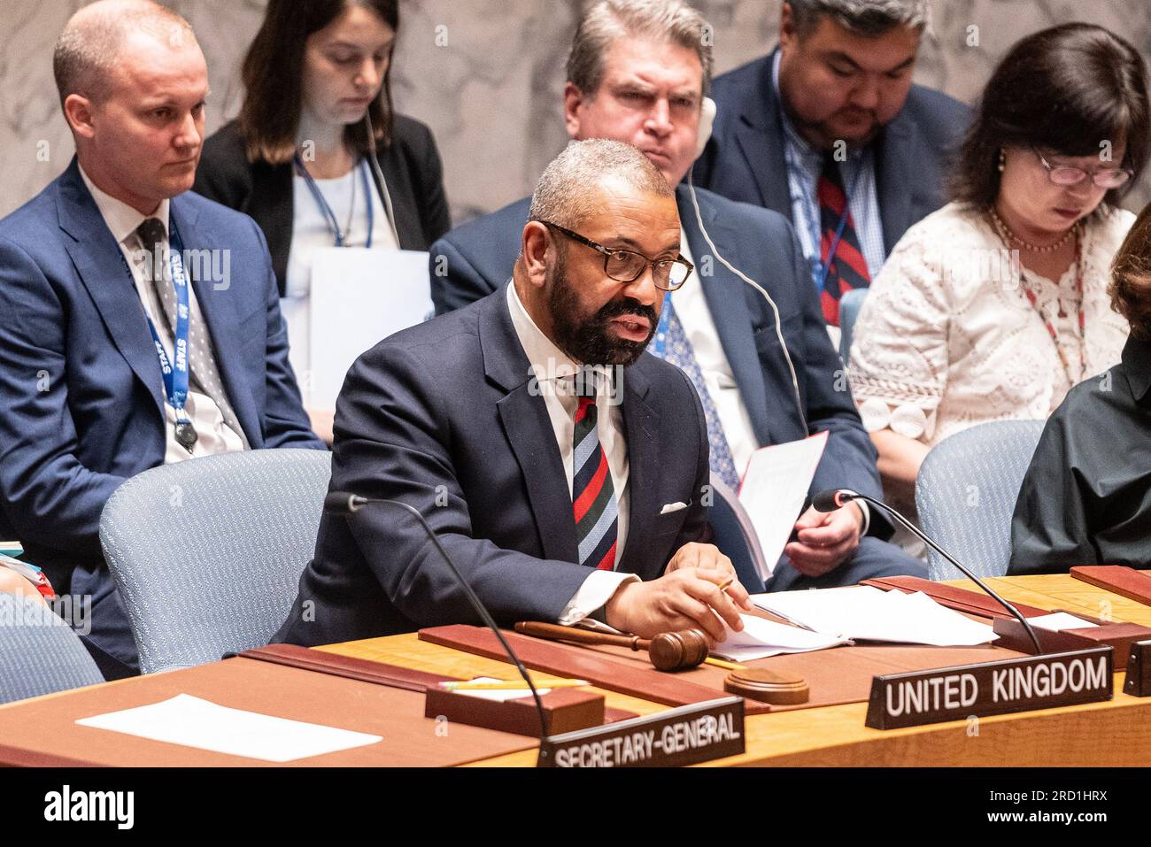 New York, Usa. 17. Juli 2023. James James, Minister für auswärtige Angelegenheiten, Commonwealth-Angelegenheiten und Entwicklungsangelegenheiten des Vereinigten Königreichs, führt den klugen Vorsitz, da das Vereinigte Königreich für den Monat Juli Präsident des Sicherheitsrats ist, der am Hauptsitz der Vereinten Nationen in New York zusammentritt, um den Frieden und die Sicherheit der Ukraine zu wahren (Foto von Lev Radin/Pacific Press) Kredit: Pacific Press Media Production Corp./Alamy Live News Stockfoto