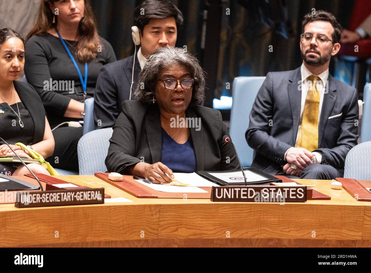 New York, Usa. 17. Juli 2023. DIE Ständige Vertreterin DER USA und Botschafterin Linda Thomas-Greenfield spricht auf der Sitzung des Sicherheitsrats über die Wahrung des Friedens und der Sicherheit in der Ukraine am Hauptsitz der Vereinten Nationen in New York (Foto: Lev Radin/Pacific Press). Kredit: Pacific Press Media Production Corp./Alamy Live News Stockfoto