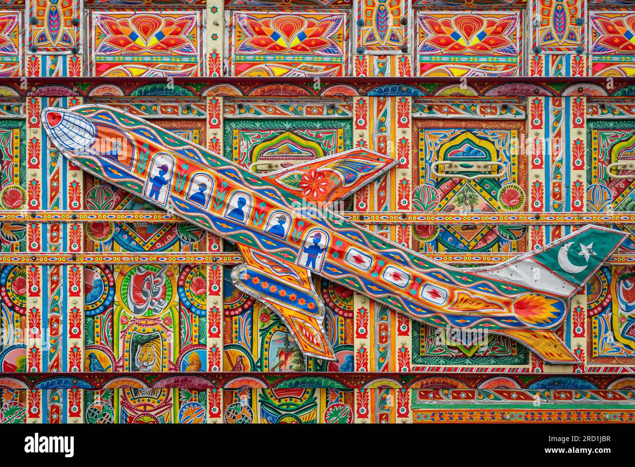 Punjab, Pakistan - 11 07 2019 : farbenfrohe Nahaufnahme der LKW-Kunstmalerei eines Flugzeugs Stockfoto