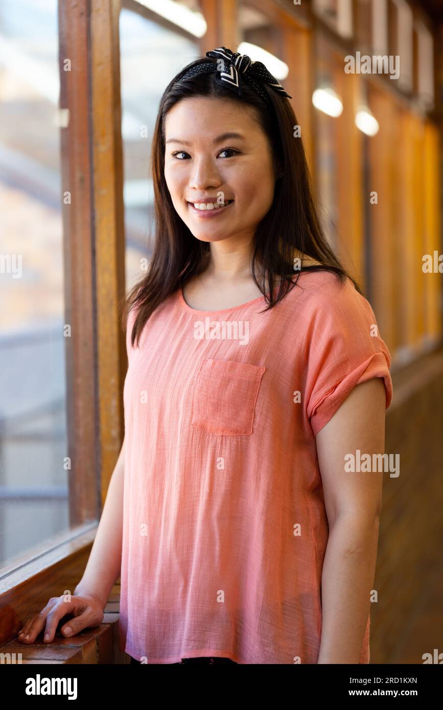 Porträt einer glücklichen asiatischen Lehrerin im Grundschulkorridor Stockfoto