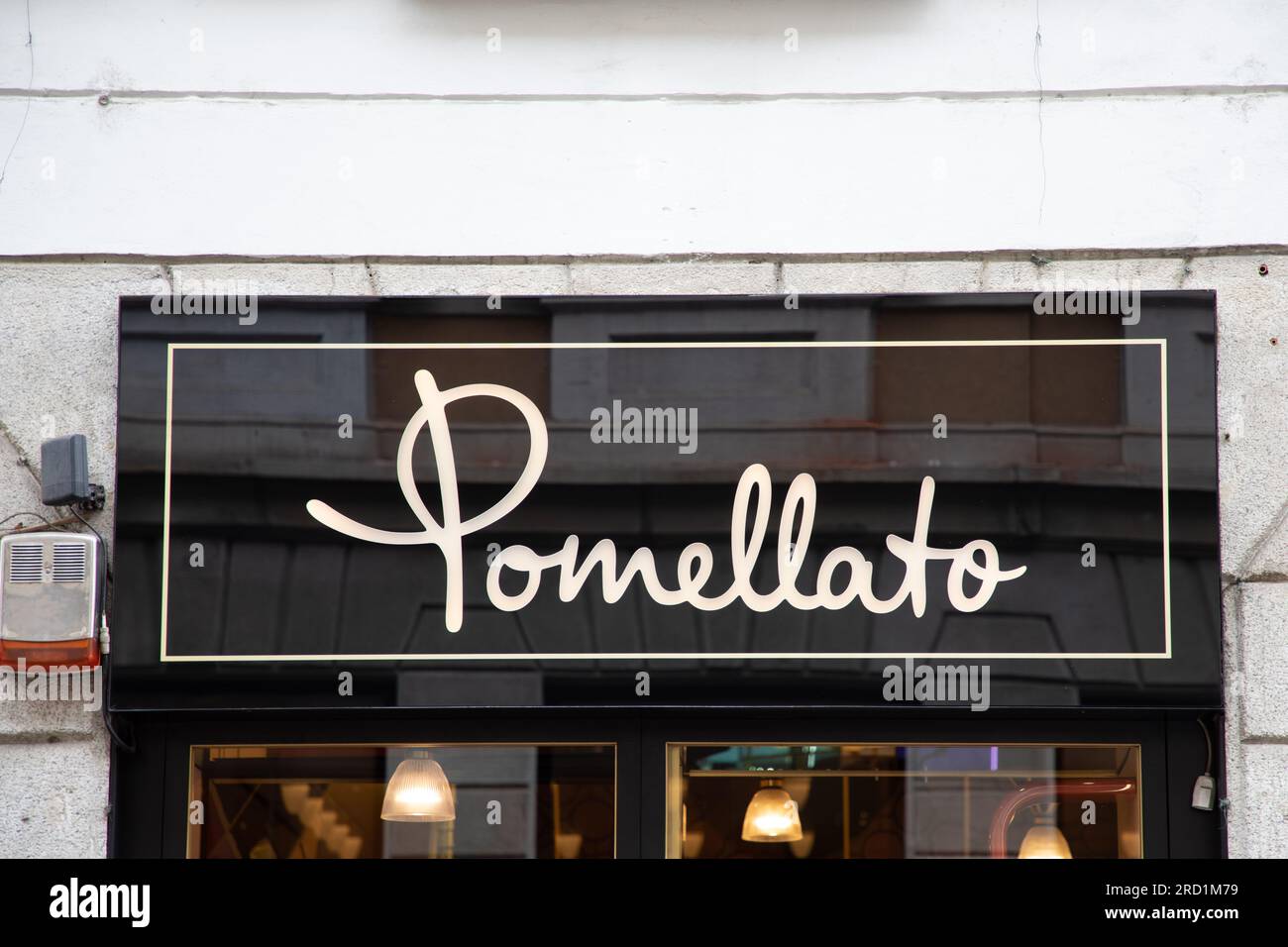 Mailand , Italien - 07 10 2023 : Pomellato Logo und Textzeichen Italienische Schmuckfassade Firma Teil der Luxusgruppe Kering Kette Stockfoto