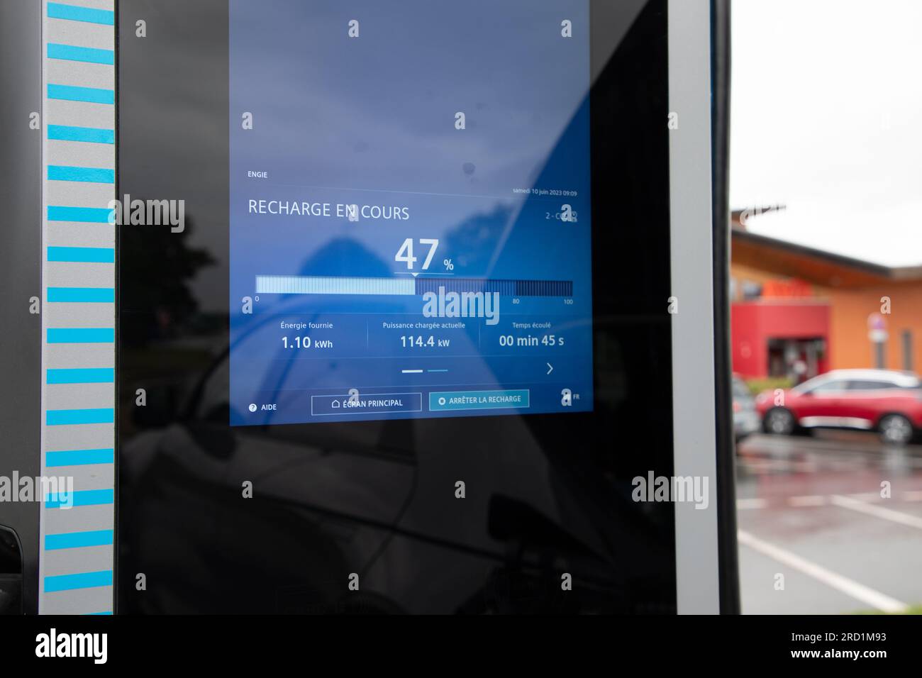 Bordeaux , Frankreich - 07 01 2023 : ladebildschirm der engie siemens-Station, wenn das Fahrzeug geladen wird EV Watt Stockfoto