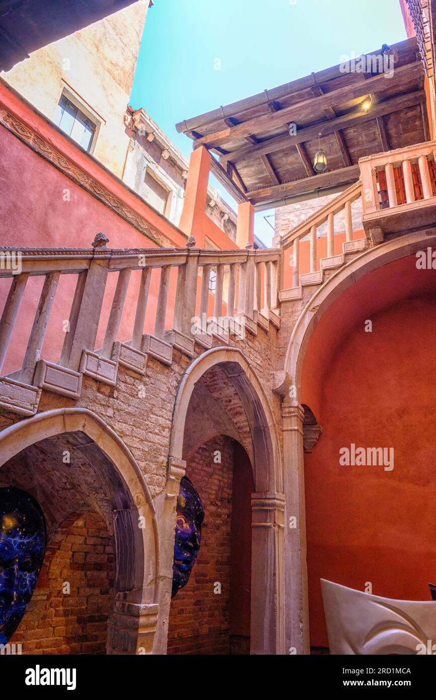 Venedig, Italien - 22. Juni 2023: Das Haus von Carlo Goldoni oder Casa di Carlo Goldoni, derzeit das Kunstmuseum des Theaters. Stockfoto