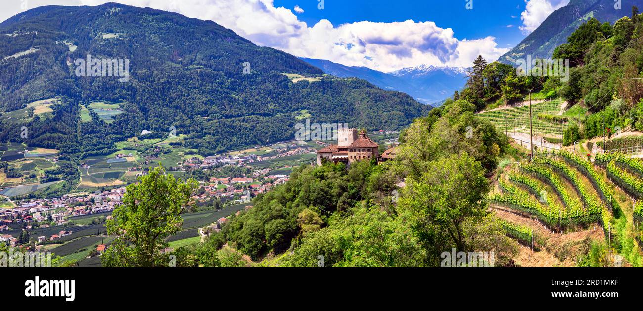 Malerische italienische Landschaft. Meranos Stadt und seine Schlösser. Umgeben von Alpenbergen und Weinbergen. Provinz Bozen, Italien Stockfoto