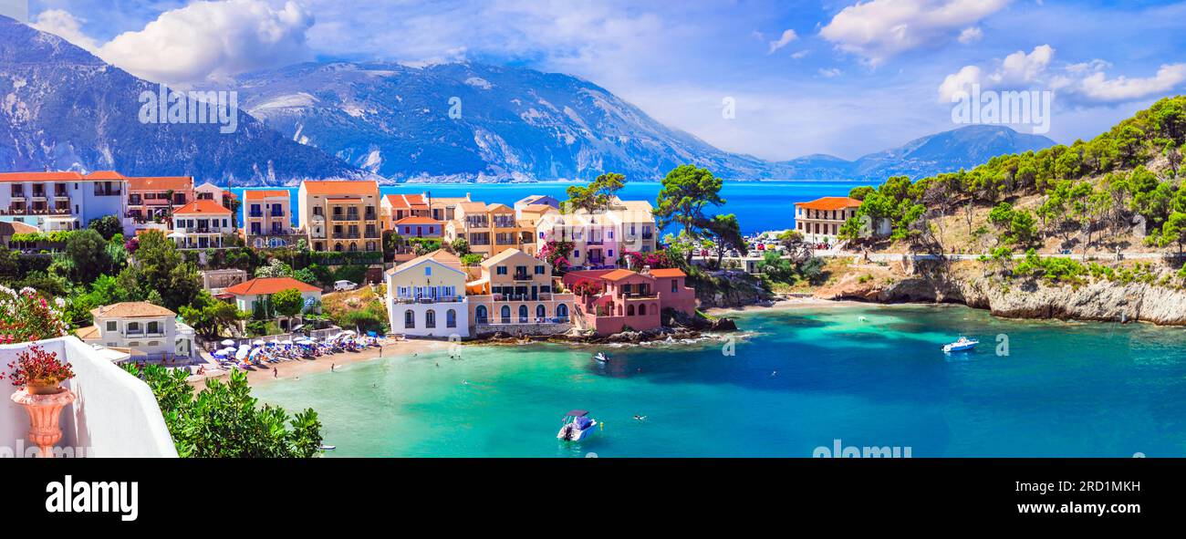 Eines der schönsten traditionellen griechischen Dörfer - malerisches Assos in Kefalonia (Cephalonia) mit bunten Blumenstraßen. Ionische Inseln, beliebt Stockfoto