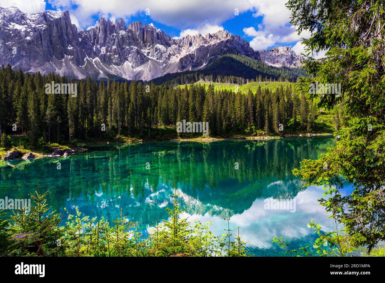 Idyllische Naturlandschaft - türkisfarbener Bergsee Carezza umgeben von Dolomitenfelsen - einer der schönsten Alpenseen. Südtirol. Es Stockfoto