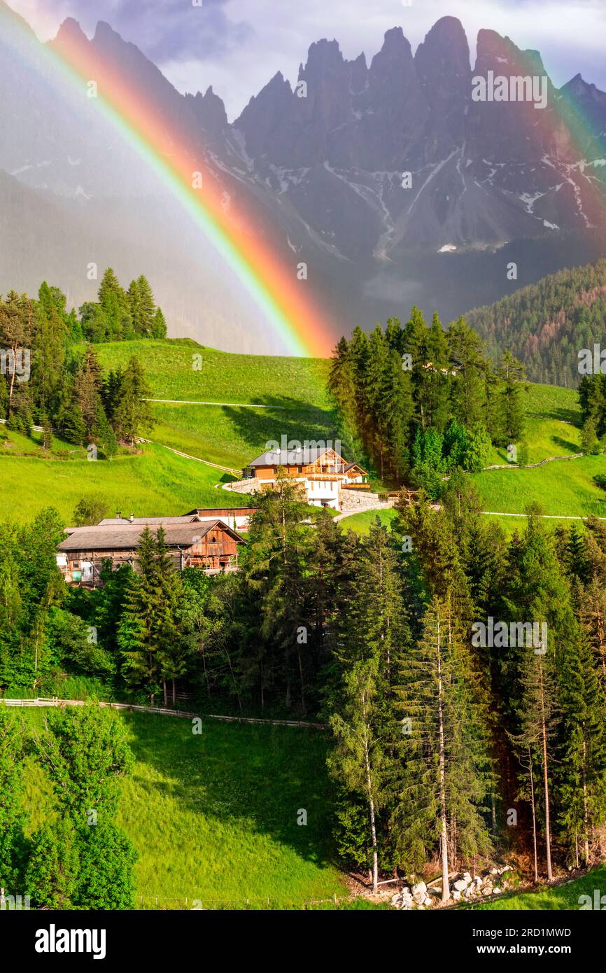 Atemberaubende Dolomitenfelsen - die schönsten Berge in den Alpen, UNESCO-Weltkulturerbe. Einzigartige Aufnahmen mit Regenbogen. Wunderschönes Tal Val di Funes in Südtirol, Stockfoto