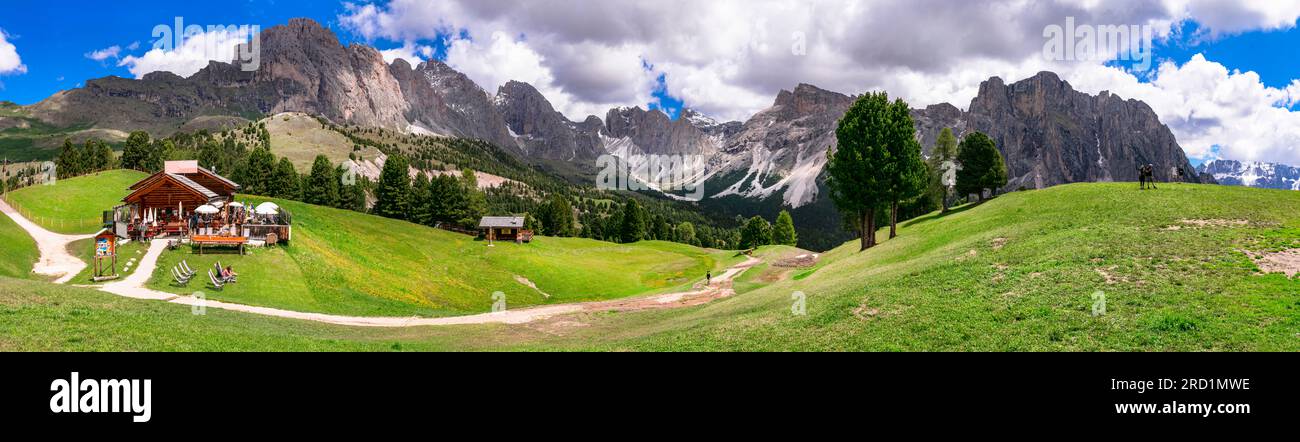Atemberaubendes Panorama der wunderschönen Alpenberge Dolomiten, Val Gardena Ski Resort in Südtirol in Norditalien. Alpine Naturlandschaft Stockfoto