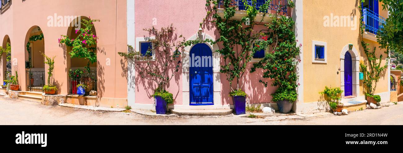 Eines der schönsten traditionellen griechischen Dörfer - malerisches Assos in Kefalonia (Cephalonia) mit bunten Blumenstraßen. Ionische Inseln, beliebt Stockfoto