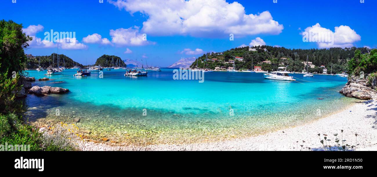 Wunderschöne kleine ionische griechische Insel Paxos. Blick auf den wunderschönen malerischen Strand und die Bucht Lakka mit Segelbooten. Griechenland reist Stockfoto