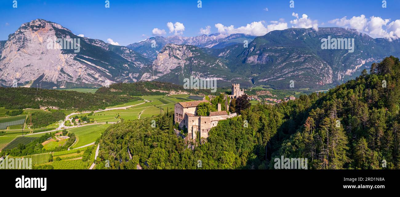 Reiseziele in Italien. Berühmtes mittelalterliches Schloss Madruzzo in der Region Trentino-Südtirol, Provinz Trient. Panoramaansicht der Drohne aus der Vogelperspektive Stockfoto