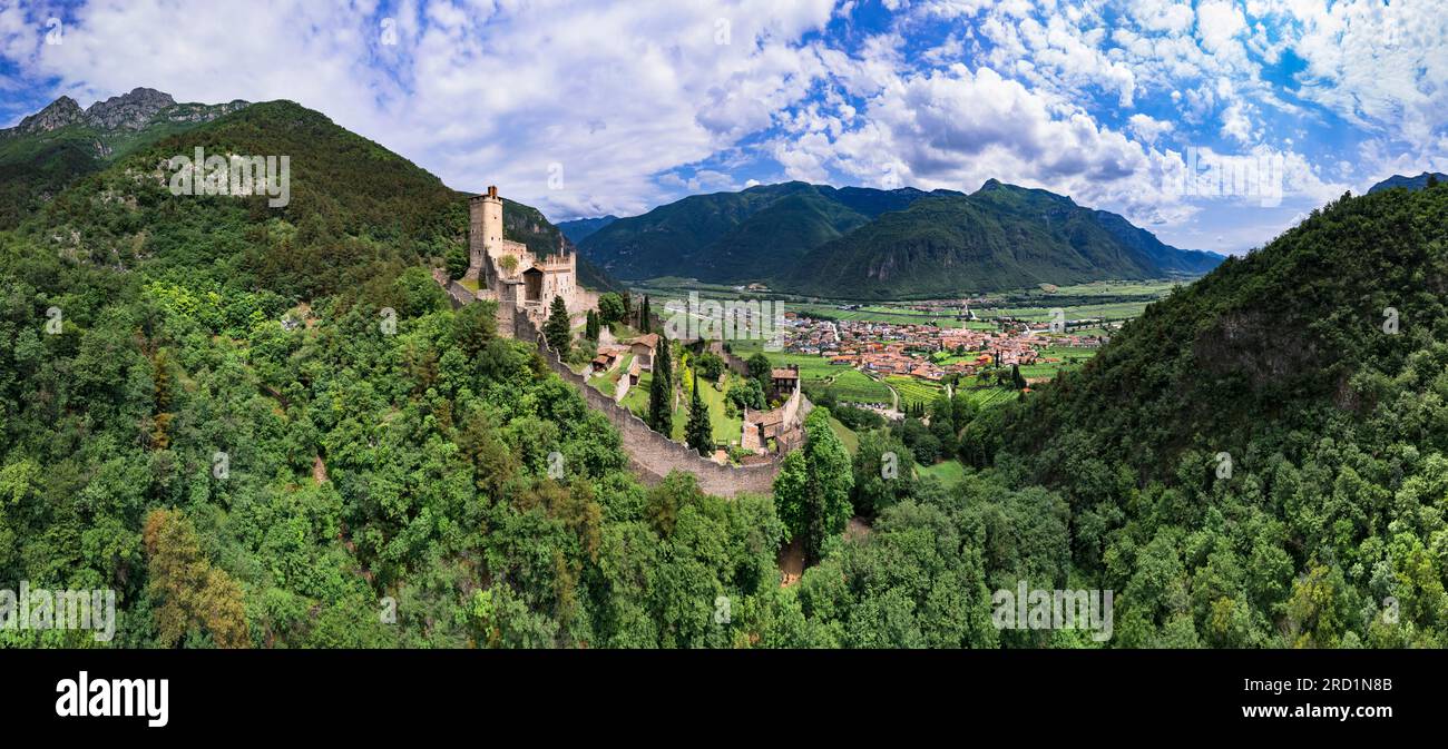 Mittelalterliche Burgen Norditaliens, Region Trentino-Südtirol. Panoramablick aus der Vogelperspektive auf Castello di Avio und das Dorf, umgeben von den Alpen Stockfoto