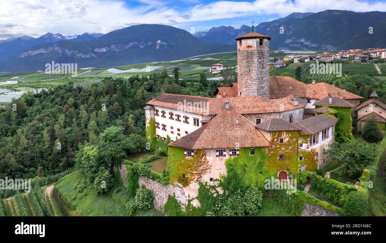 Mittelalterliche wunderschöne Burgen Norditaliens - malerisches schloss Valer inmitten der Apfelbäume von Val di Non. Region Trentino, Provinz Trient. Antenne d Stockfoto