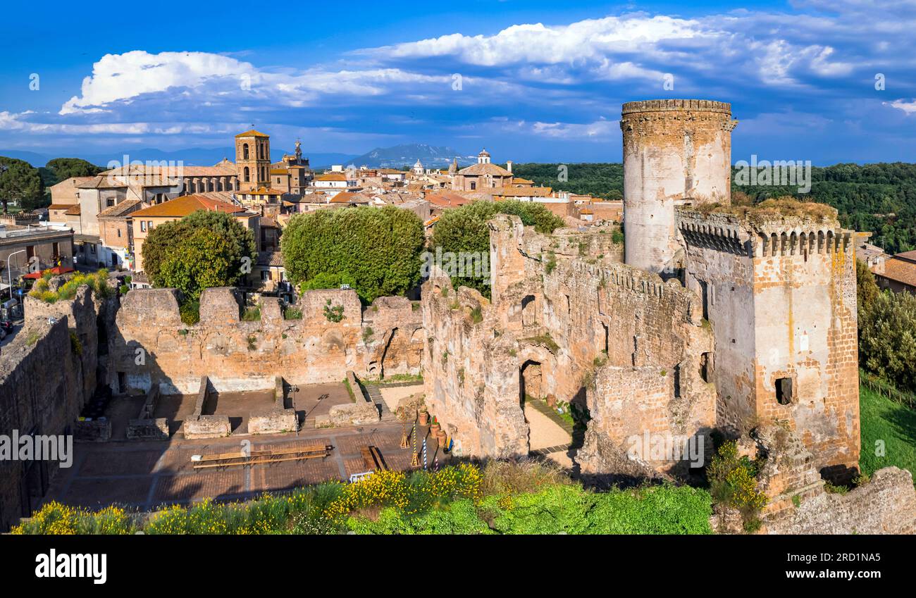 Reisen nach Italien und Sehenswürdigkeiten. Die berühmte historische etruskische Stadt Nepi in Tuscia, Provinz Viterbo. Beliebtes Touristenziel und Ausflugsziel. Luftdrohne vi Stockfoto