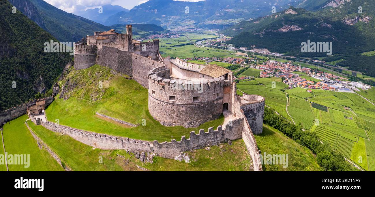Das Castel Beseno aus der Vogelperspektive - die berühmtesten und beeindruckendsten mittelalterlichen Burgen Italiens in der Provinz Trient, Region Trentino Stockfoto