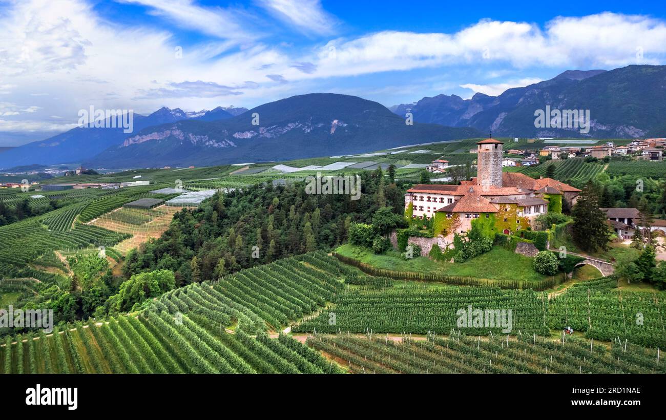 Mittelalterliche wunderschöne Burgen Norditaliens - malerisches schloss Valer inmitten der Apfelbäume von Val di Non. Region Trentino, Provinz Trient. Antenne d Stockfoto