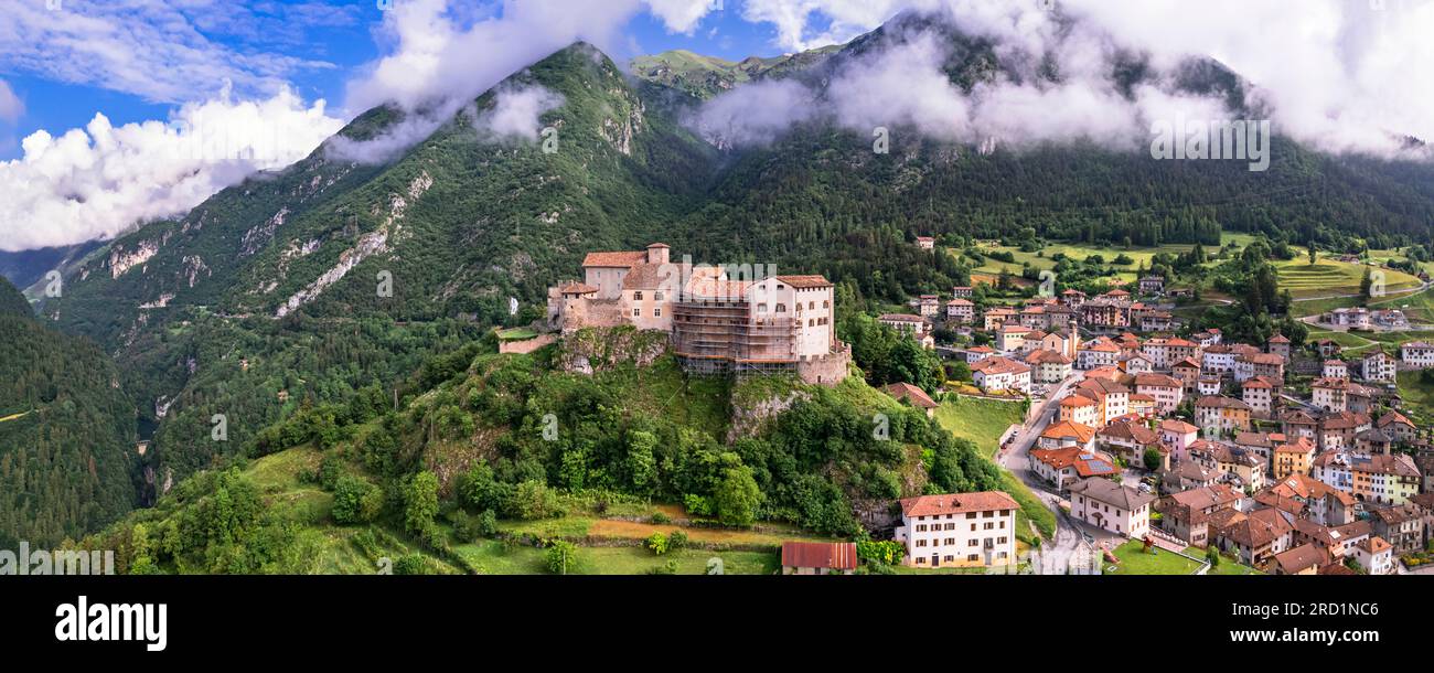 Mittelalterliche Burgen Norditaliens. Schloss Stenico und Dorf. Region Trentino, Provinz Trient. Luftdrohne mit großem Blickwinkel Stockfoto