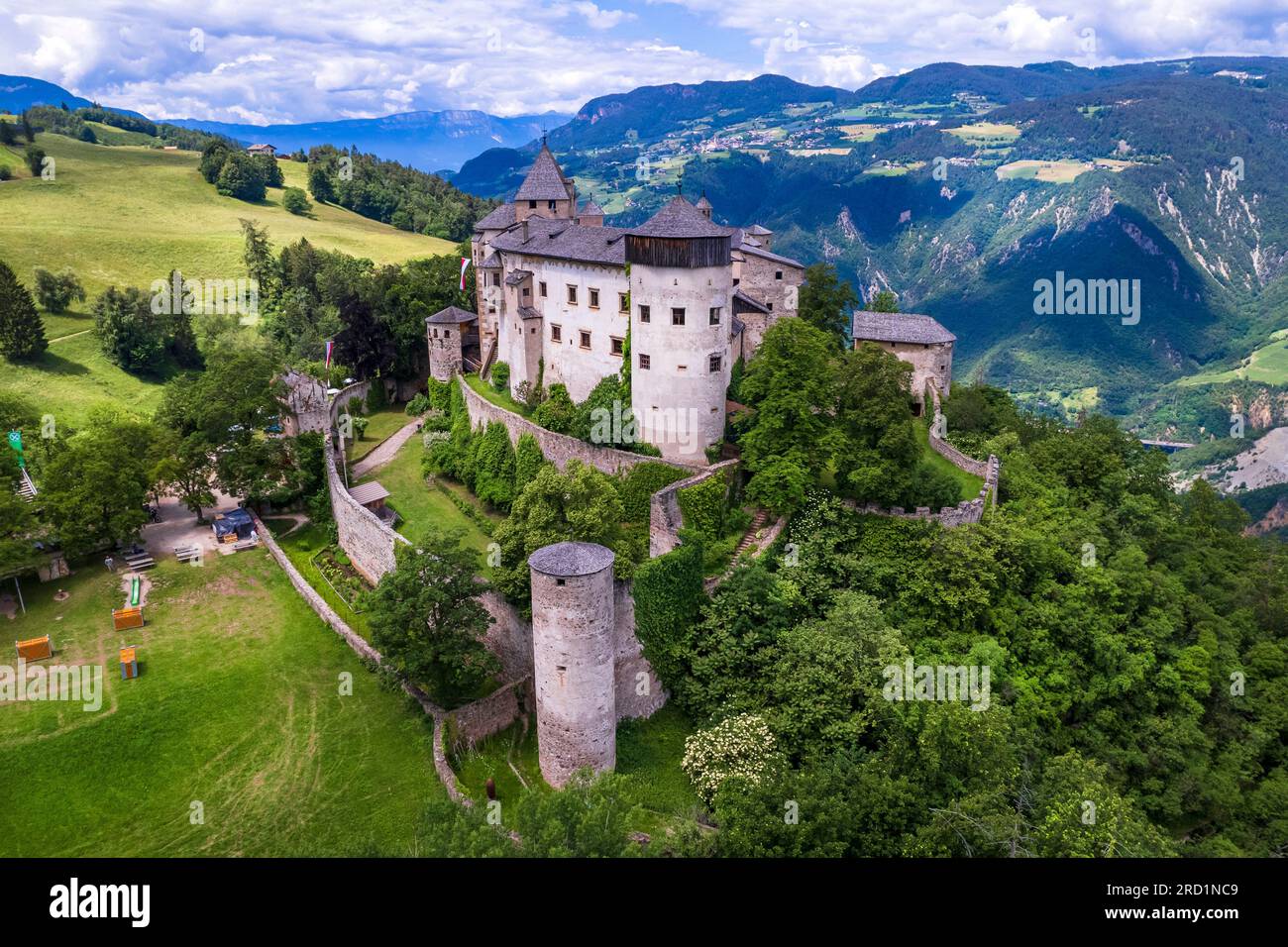 Wunderschöne mittelalterliche Burgen Norditaliens, Südtirol-Region Alto Adige. Presule castel, Luftdrohne mit Blick aus dem hohen Winkel Stockfoto