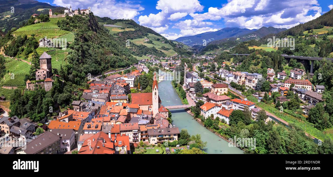 Malerische, wunderschöne Orte in Norditalien. Charmantes Dorf Chiusa, umgeben von Dolomiten. Panoramablick von der Terrasse. Südtirol, Bozen PR Stockfoto