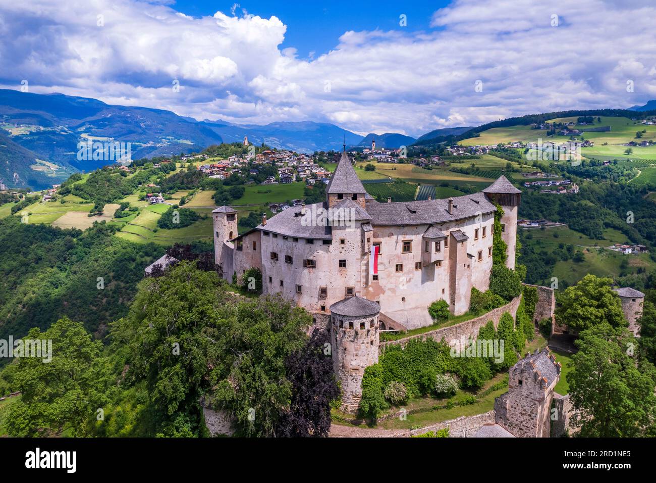 Wunderschöne mittelalterliche Burgen Norditaliens, Südtirol-Region Alto Adige. Presule castel, Luftdrohne mit Blick aus dem hohen Winkel Stockfoto