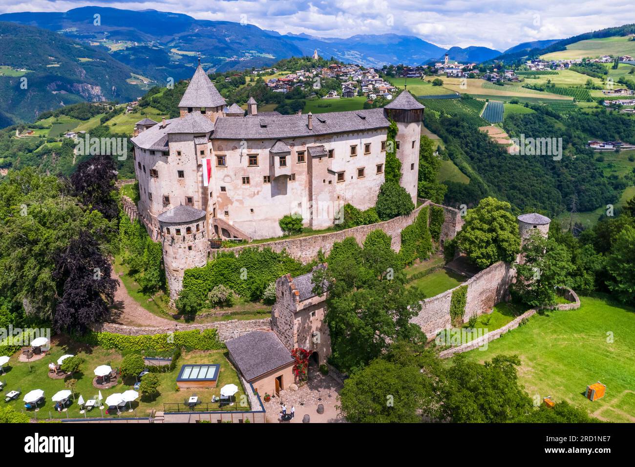 Wunderschöne mittelalterliche Burgen Norditaliens, Südtirol-Region Alto Adige. Presule castel, Luftdrohne mit Blick aus dem hohen Winkel Stockfoto