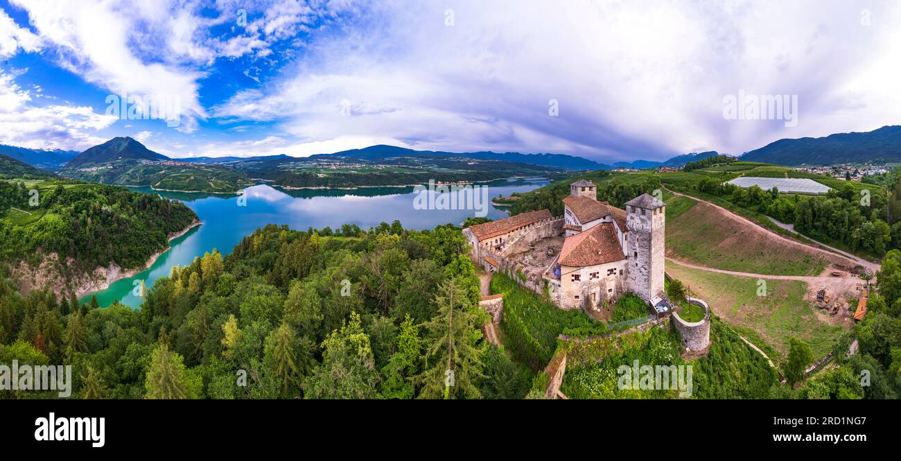 Die berühmtesten und schönsten mittelalterlichen Burgen Norditaliens. Malerisches Cles castel - in Trentino, Provinz Trient. Umgeben von Apfelfeldern Stockfoto