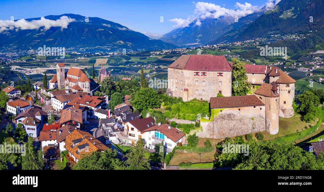 Tourismus in Norditalien. Traditionelles malerisches Bergdorf Schenna (Scena) in der Nähe der Stadt Merano in Trentino - Südtirol. Blick auf Medieva Stockfoto