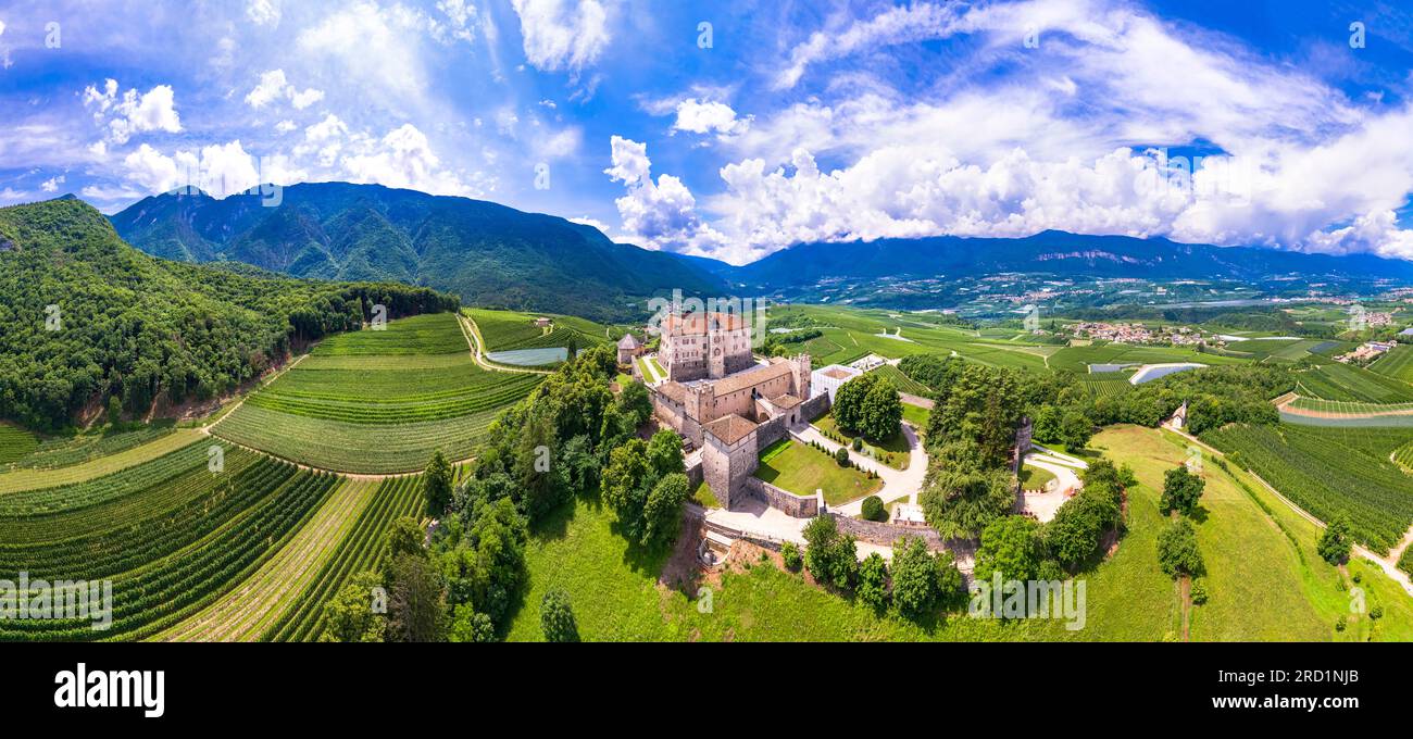 Mittelalterliche wunderschöne Schlösser Norditaliens - herrliches thun castel inmitten der Apfelbäume von Val di Non. Region Trentino, Provinz Trient. Antenne Stockfoto