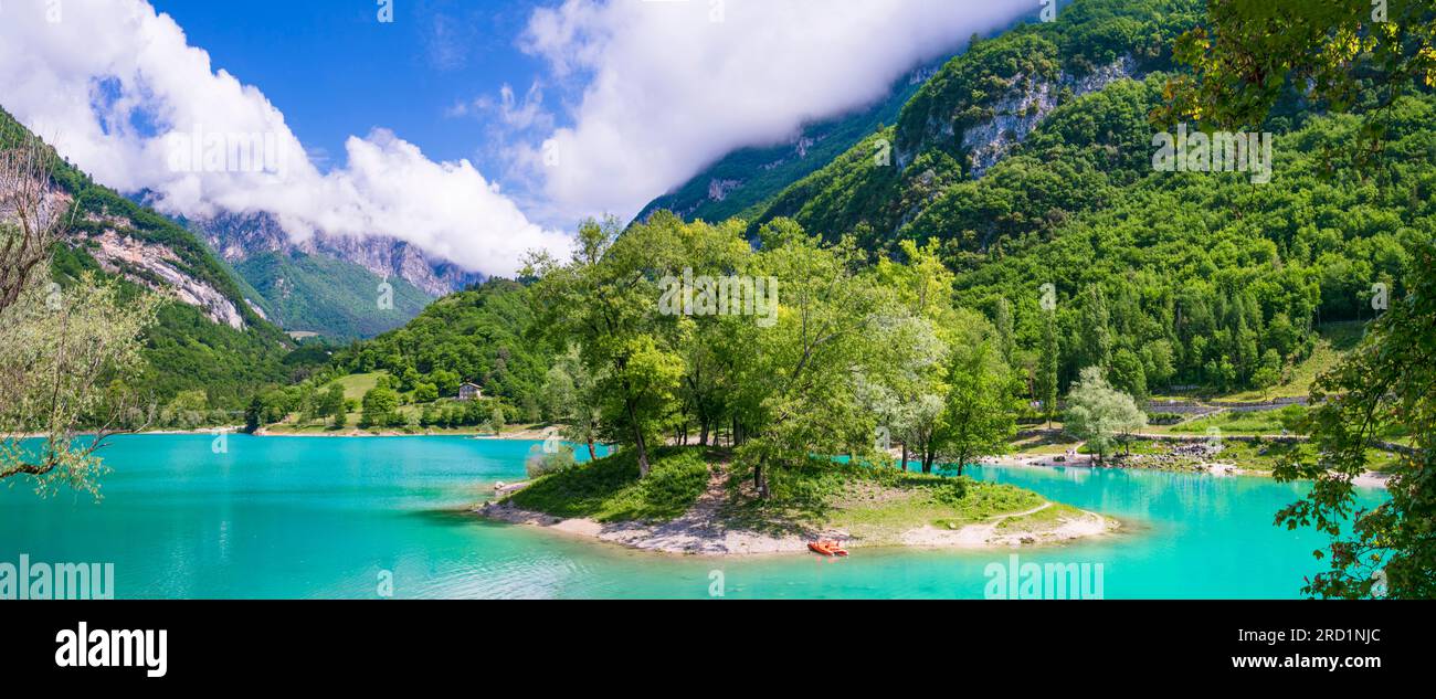 Herrlicher, wunderschöner türkisfarbener See Tenno in der Region Trentino in Italien, umgeben von den Alpen. Panoramablick mit winziger Insel und Kanu Stockfoto