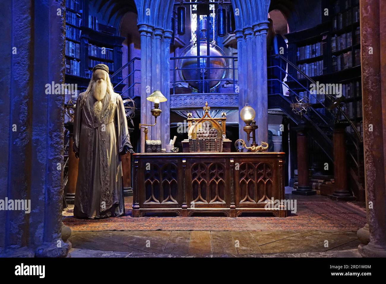Innendesign und Dekoration von „Dumbledores Rede in der Großen Halle“ mit Kostüm, der Herstellung von Harry Potter bei Warner Bros Studiotour - Großbritannien Stockfoto