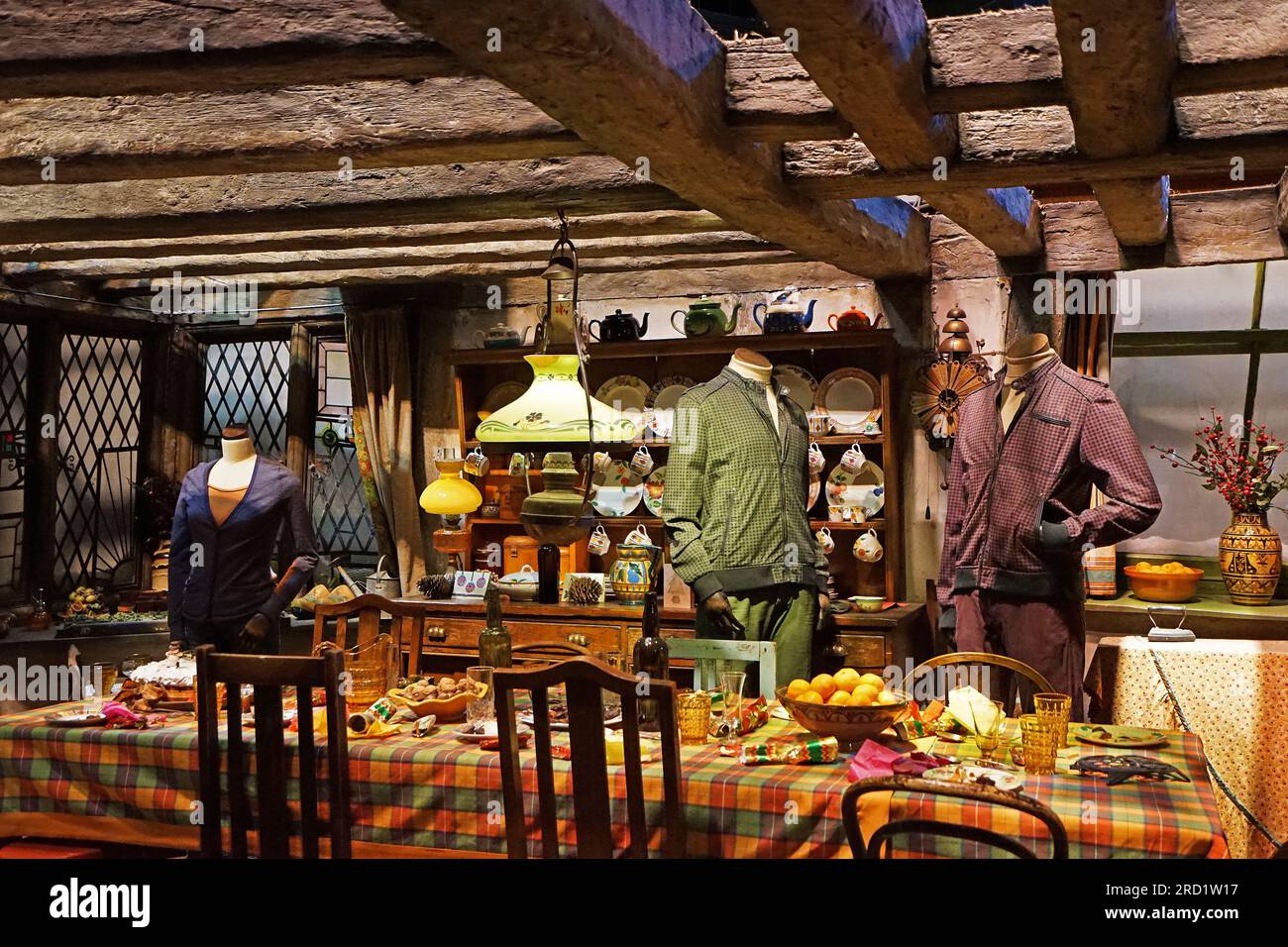 Innendekoration der Burrow (Weasleys Haus) Küche und Kostüme, The Making of Harry Potter im Warner Brothers Studio Tour-London, Großbritannien Stockfoto