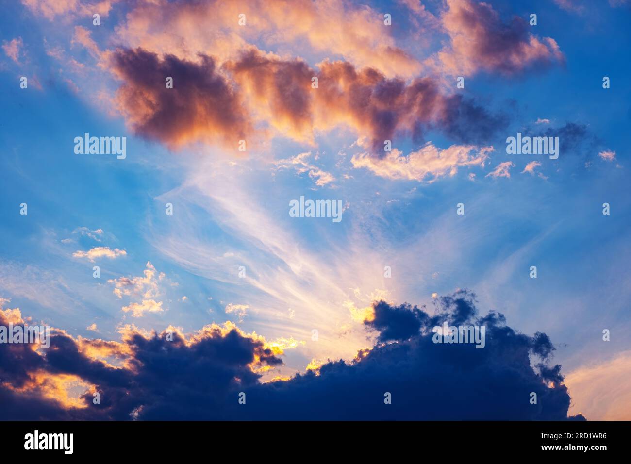 Sonnenlicht von hinter den Wolken Stockfoto