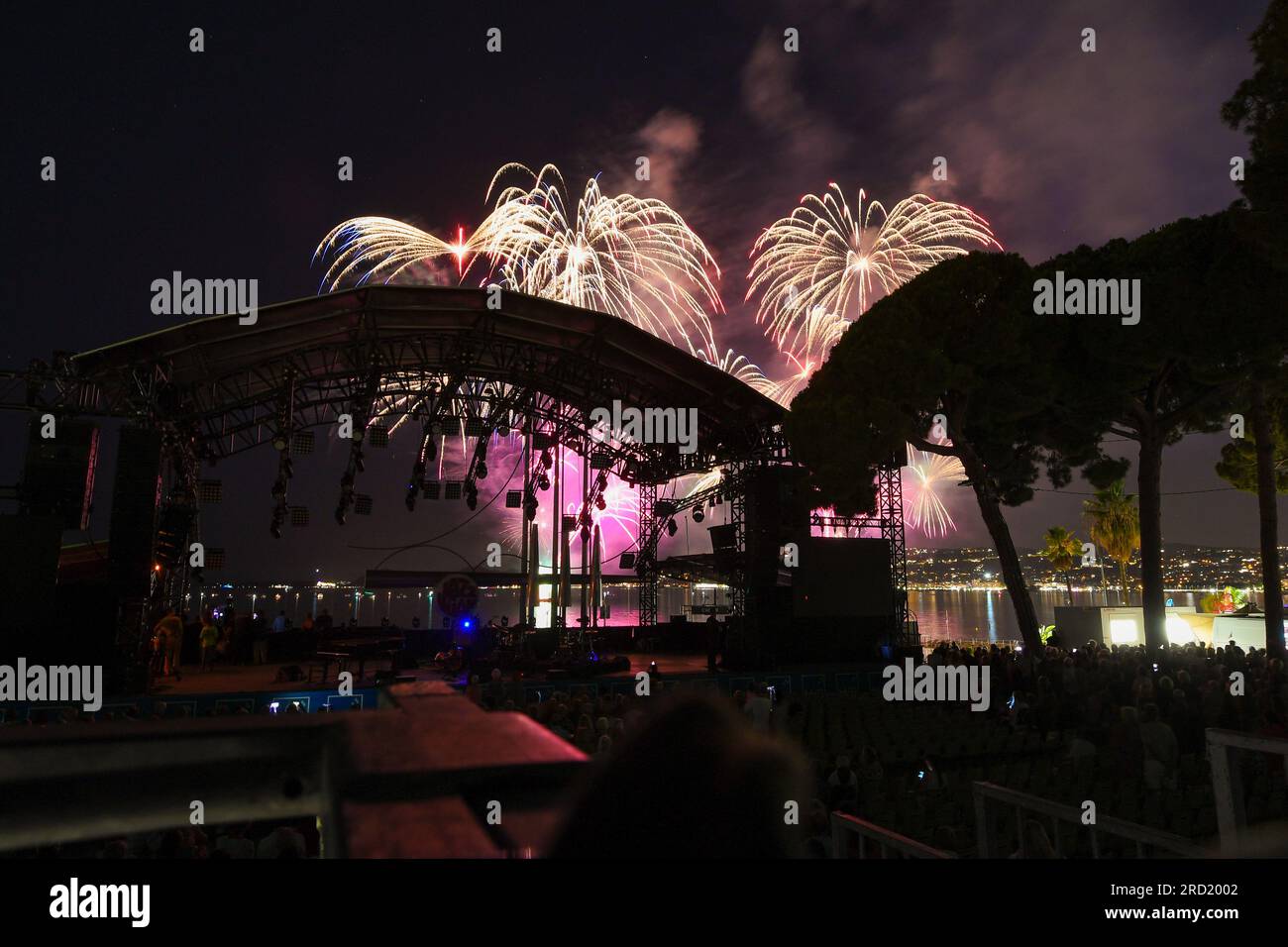 Frankreich. 14. Juli 2023. Feu d Artiice - Festival de Jazz de Juan les Pins 2023 du 10 au 21 juillet. (Foto: Lionel Urman/Sipa USA) Guthaben: SIPA USA/Alamy Live News Stockfoto