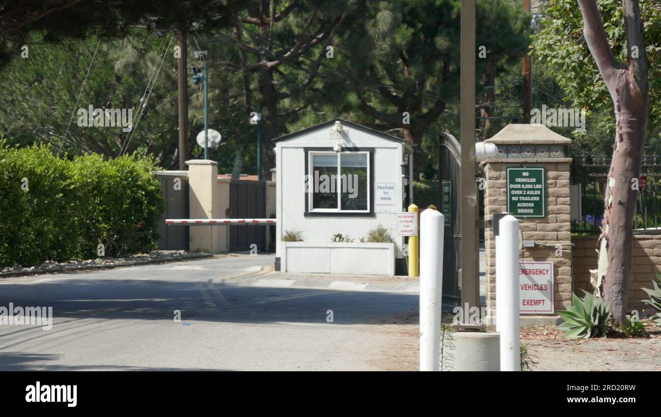 Malibu, Kalifornien, USA 16. Juli 2023 Eingang zum Sicherheitstor der ehemaligen Häuser von James Cameron, Charles Bronson, George C. Scott, Mel Gibson, Prince Harry und Meghan Markle am 16. Juli 2023 in Malibu, Kalifornien, USA. Foto: Barry King/Alamy Stock Photo Stockfoto
