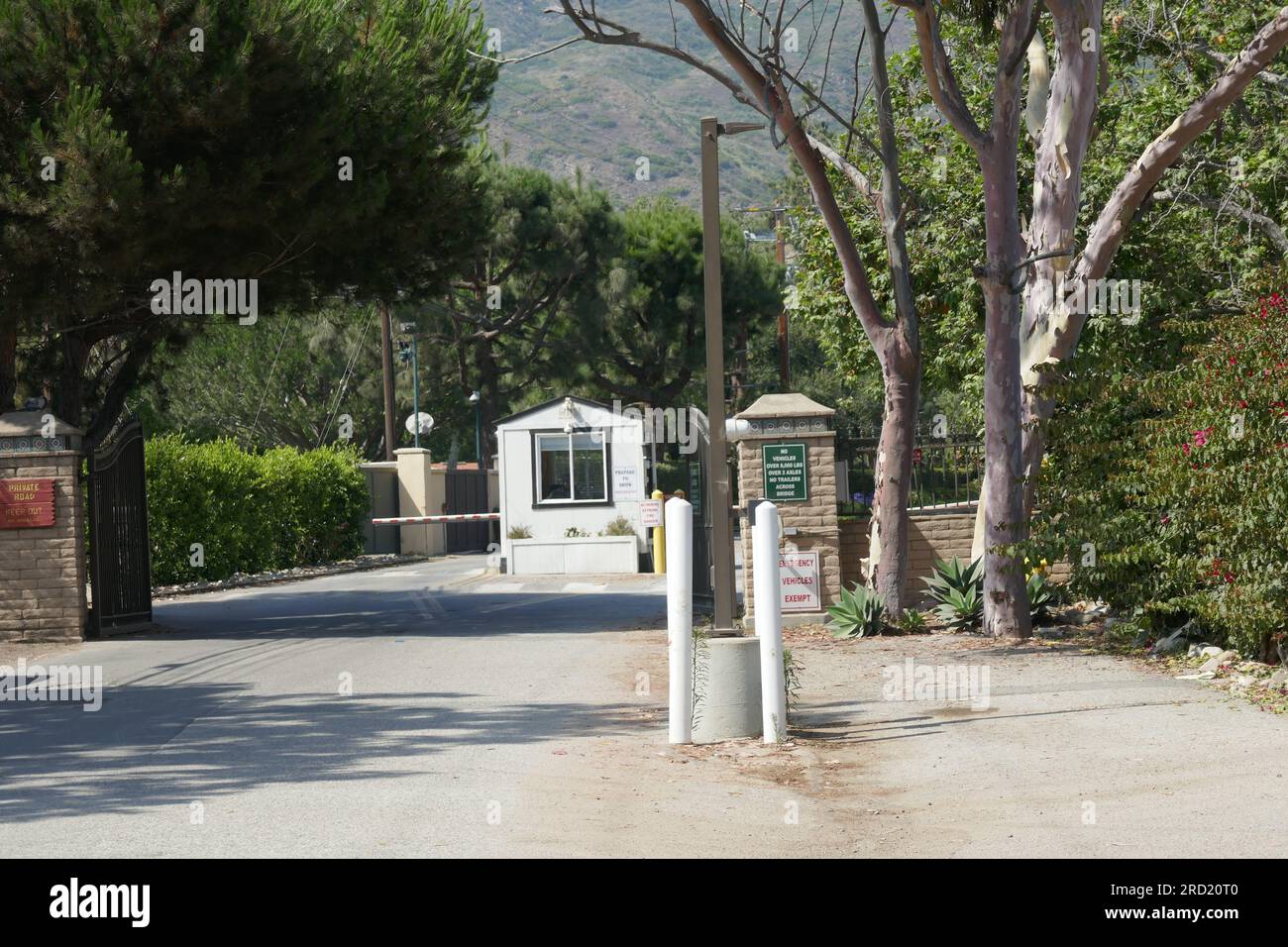 Malibu, Kalifornien, USA 16. Juli 2023 Eingang zum Sicherheitstor der ehemaligen Häuser von James Cameron, Charles Bronson, George C. Scott, Mel Gibson, Prince Harry und Meghan Markle am 16. Juli 2023 in Malibu, Kalifornien, USA. Foto: Barry King/Alamy Stock Photo Stockfoto