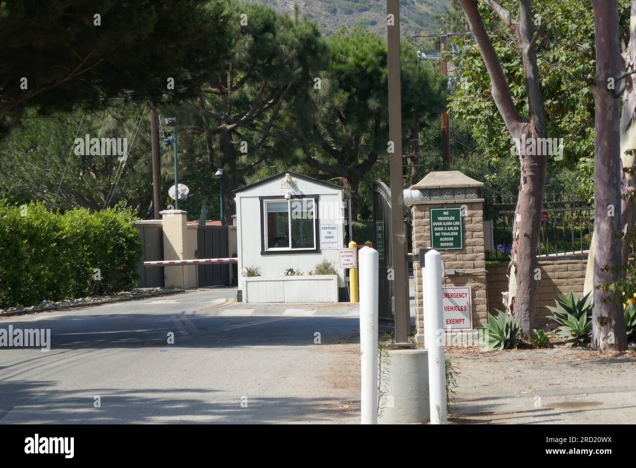 Malibu, Kalifornien, USA 16. Juli 2023 Eingang zum Sicherheitstor der ehemaligen Häuser von James Cameron, Charles Bronson, George C. Scott, Mel Gibson, Prince Harry und Meghan Markle am 16. Juli 2023 in Malibu, Kalifornien, USA. Foto: Barry King/Alamy Stock Photo Stockfoto