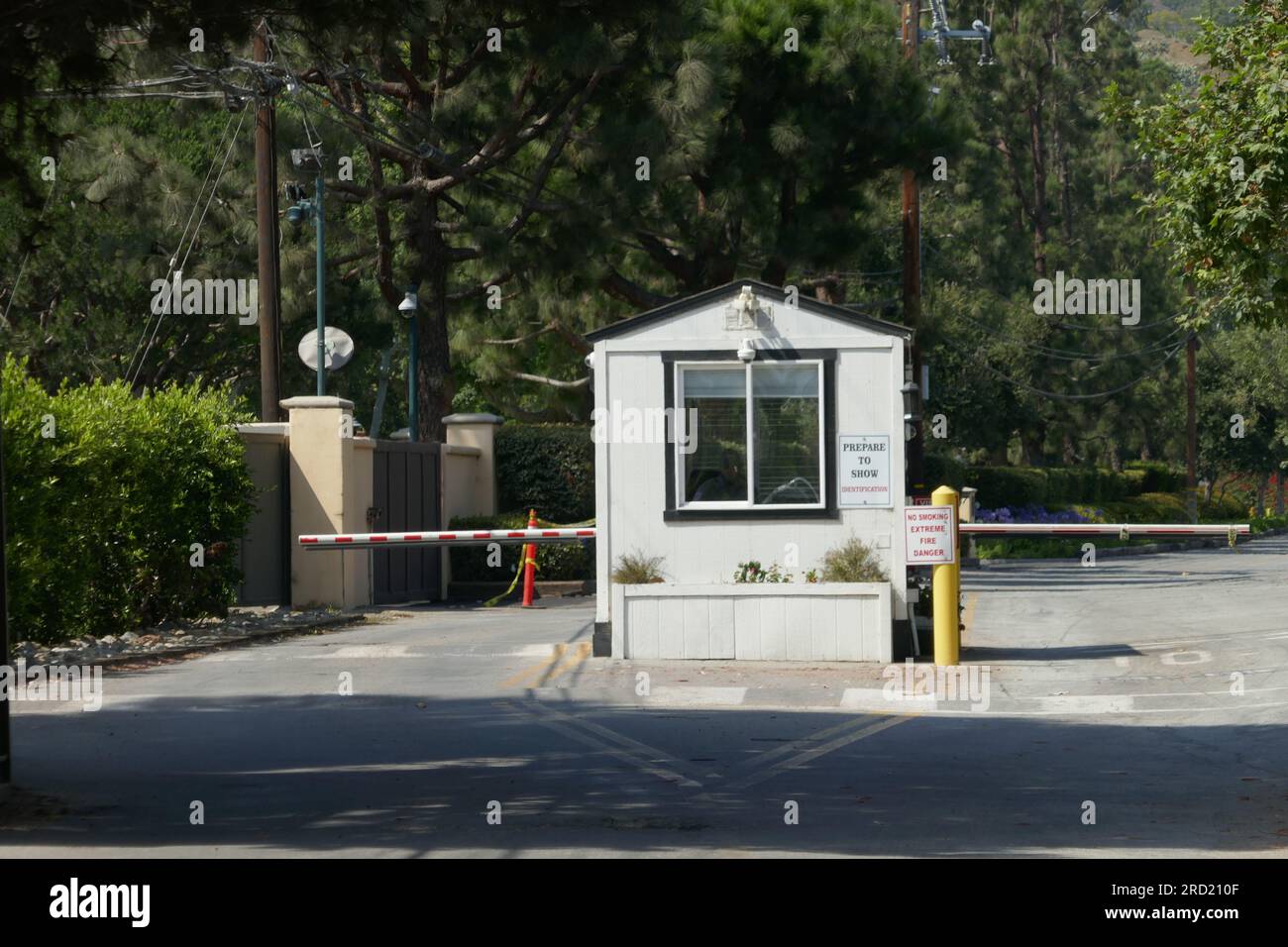 Malibu, Kalifornien, USA 16. Juli 2023 Eingang zum Sicherheitstor der ehemaligen Häuser von James Cameron, Charles Bronson, George C. Scott, Mel Gibson, Prince Harry und Meghan Markle am 16. Juli 2023 in Malibu, Kalifornien, USA. Foto: Barry King/Alamy Stock Photo Stockfoto