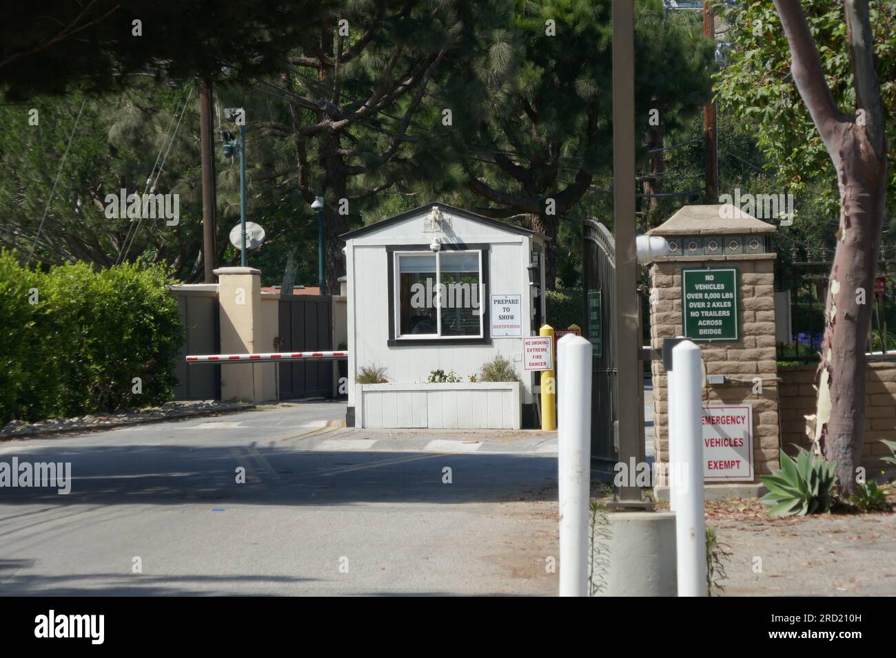 Malibu, Kalifornien, USA 16. Juli 2023 Eingang zum Sicherheitstor der ehemaligen Häuser von James Cameron, Charles Bronson, George C. Scott, Mel Gibson, Prince Harry und Meghan Markle am 16. Juli 2023 in Malibu, Kalifornien, USA. Foto: Barry King/Alamy Stock Photo Stockfoto