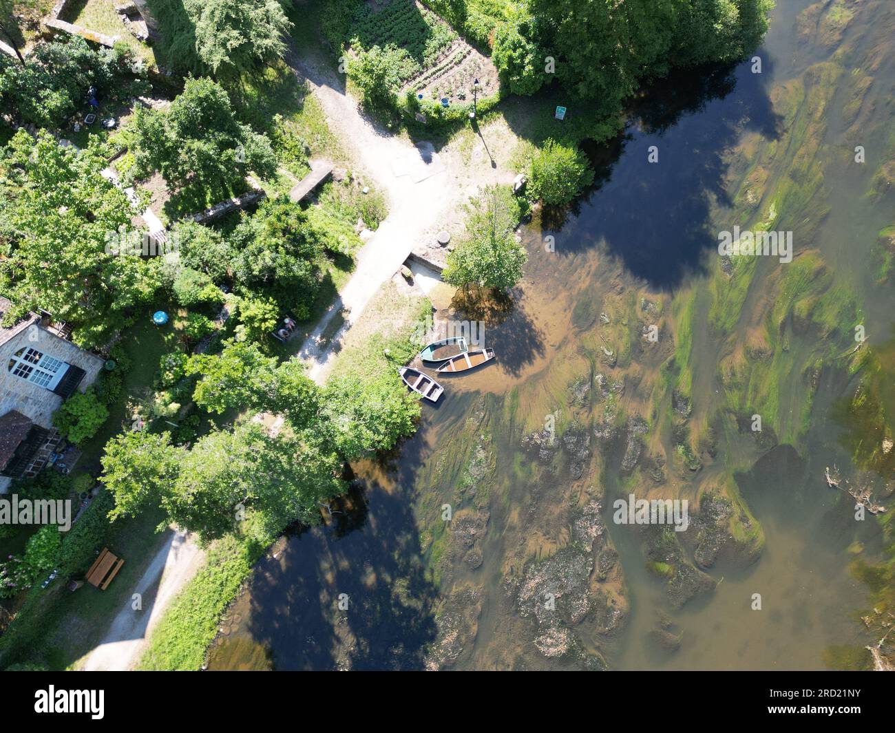 Drei Boote, die auf der Dordogne Frankreich vor Anker liegen, aus der Vogelperspektive Stockfoto