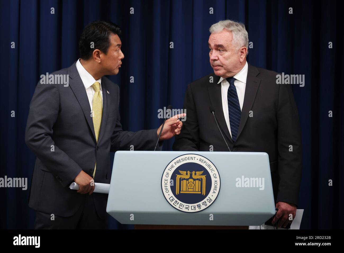 South Korea’s deputy national security director, Kim Tae-hyo, left, and ...
