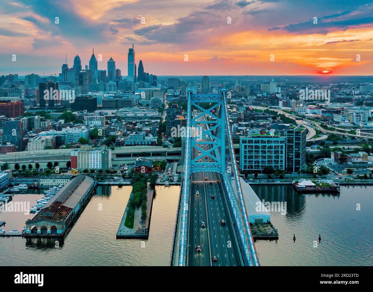 Luftaufnahme der Ben Franklin Bridge und der Skyline von Philadelphia. Die Ben Franklin Bridge ist eine Hängebrücke, die Philadelphia und Camden, NJ, verbindet Stockfoto