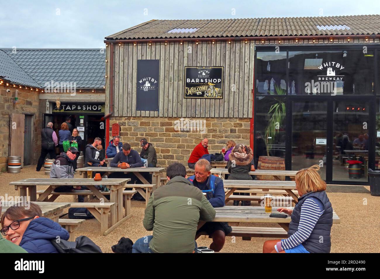 The Whitby Brewery Ltd Beer Garden, seit 2013, East Cliff, Whitby, North Yorkshire, ENGLAND, GROSSBRITANNIEN, YO22 4JR Stockfoto