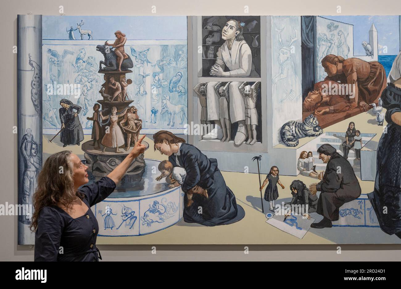 The National Gallery, London, Großbritannien. 18. Juli 2023. Mehr als 30 Jahre nachdem Dame Paula Rego (1935-2022), die erste assoziierte Künstlerin der National Gallery (1990-92), eingeladen wurde, ein Wandgemälde für den Sainsbury Wing Dining Room zu erstellen, Eine neue Ausstellung feiert die Beziehung einer der ehrgeizigsten öffentlichen Kommissionen von Rego mit dem Titel Crivelli's Garden zur Nationalgalerie und ihrer Sammlung. Ehemalige Kollegen aus der Galerie, die im letzten Gemälde modelliert haben, sehen sich die Werke, die sie 30 Jahre später gezeigt haben, noch einmal an. Kredit: Malcolm Park/Alamy Live News Stockfoto